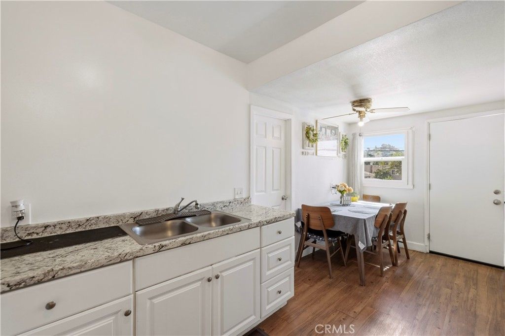 Image 11 of property listing at 1534 E Broadway, Glendale, CA 91205