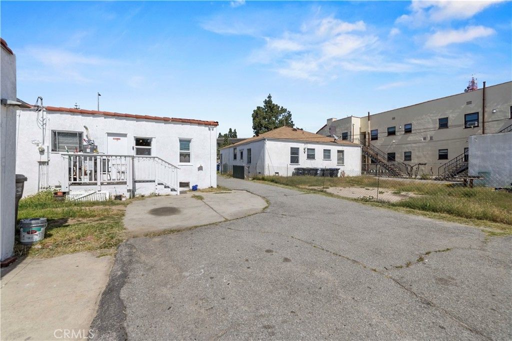 Image 13 of property listing at 1534 E Broadway, Glendale, CA 91205