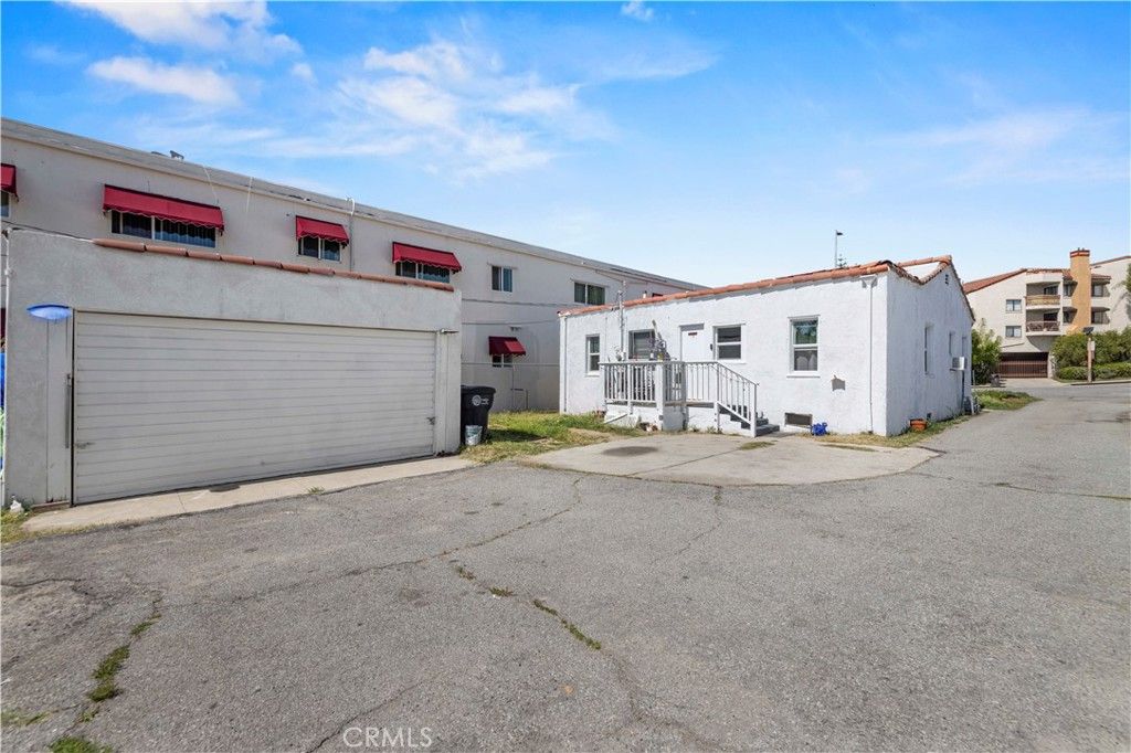 Image 14 of property listing at 1534 E Broadway, Glendale, CA 91205