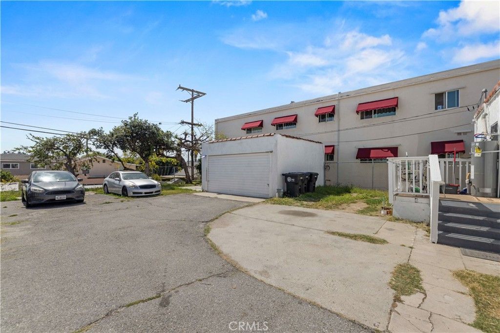Image 15 of property listing at 1534 E Broadway, Glendale, CA 91205