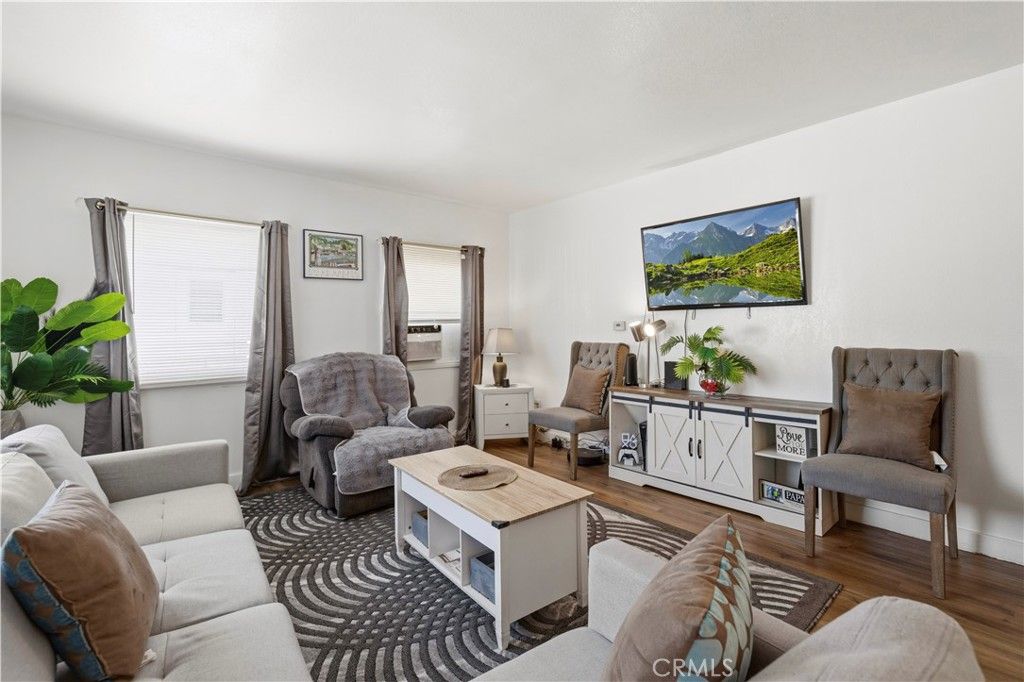 Image 3 of property listing at 1534 E Broadway, Glendale, CA 91205