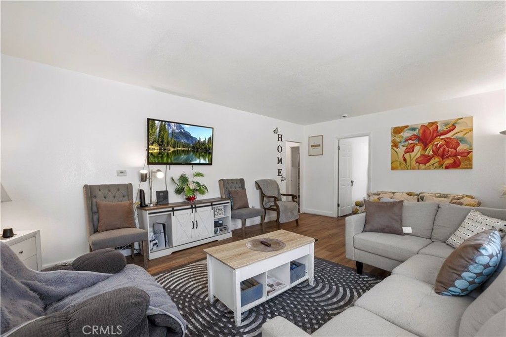 Image 5 of property listing at 1534 E Broadway, Glendale, CA 91205