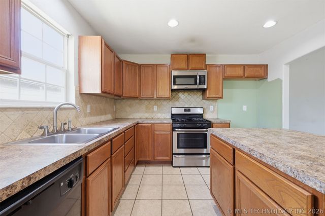 21440 E 36th Street S, Broken Arrow, OK 74014