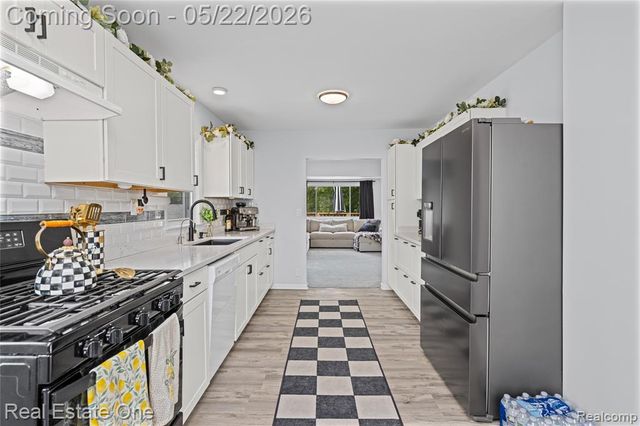 9136 Buckingham Street, White Lake, MI 48386