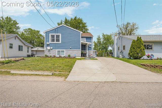 9136 Buckingham Street, White Lake, MI 48386