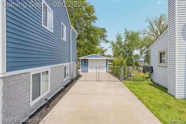9136 Buckingham Street, White Lake, MI 48386