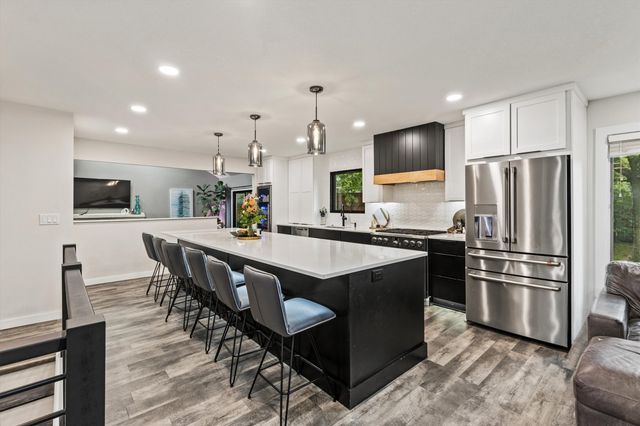 1800 NW 99th Court, Clive, IA 50325