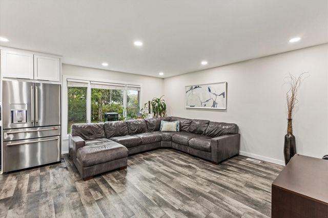 1800 NW 99th Court, Clive, IA 50325