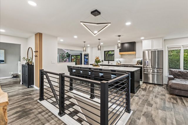 1800 NW 99th Court, Clive, IA 50325