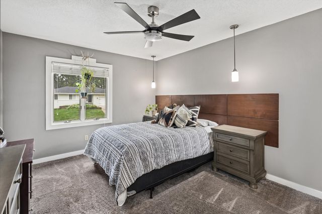 1800 NW 99th Court, Clive, IA 50325