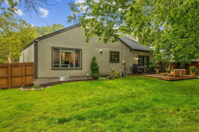 1800 NW 99th Court, Clive, IA 50325