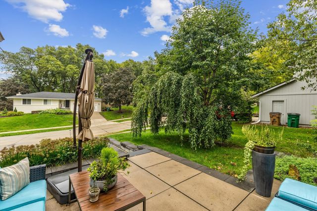 1800 NW 99th Court, Clive, IA 50325
