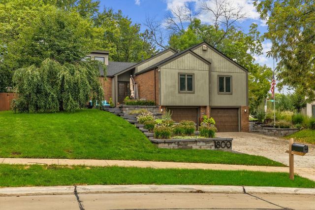 1800 NW 99th Court, Clive, IA 50325