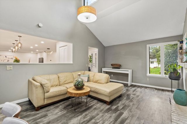 1800 NW 99th Court, Clive, IA 50325