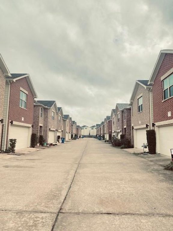 3729 Main Poplar Drive, Houston, TX 77025