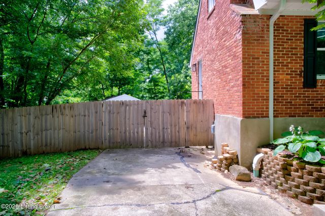 1807 Myddleton Dr, Louisville, KY 40243