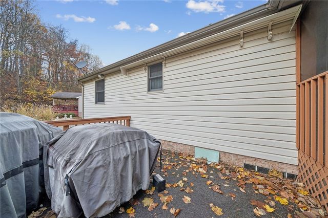 100 Rose Ct, Delmont, PA 15626