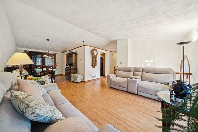 100 Rose Ct, Delmont, PA 15626