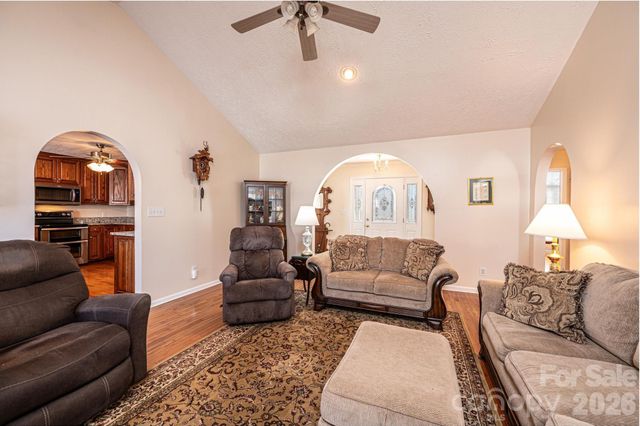 2576 Rolling Ridge Drive, Hickory, NC 28602