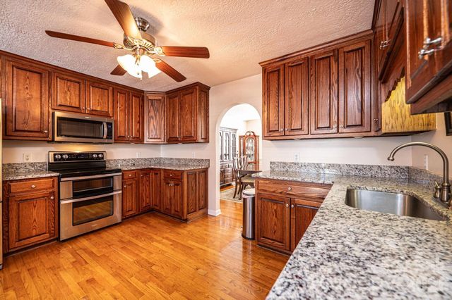 2576 Rolling Ridge Drive, Hickory, NC 28602