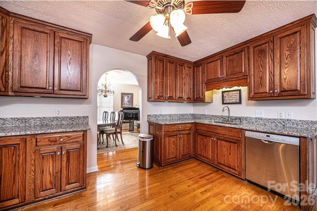 2576 Rolling Ridge Drive, Hickory, NC 28602