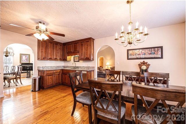 2576 Rolling Ridge Drive, Hickory, NC 28602