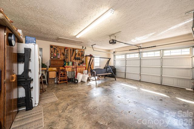 2576 Rolling Ridge Drive, Hickory, NC 28602