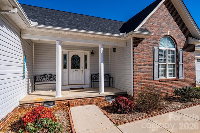 2576 Rolling Ridge Drive, Hickory, NC 28602