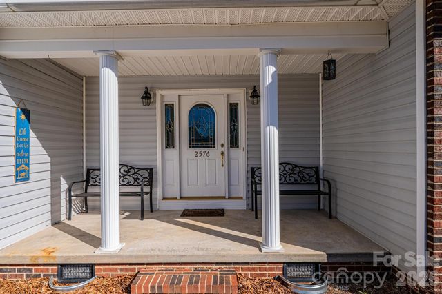 2576 Rolling Ridge Drive, Hickory, NC 28602
