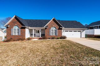 2576 Rolling Ridge Drive, Hickory, NC 28602