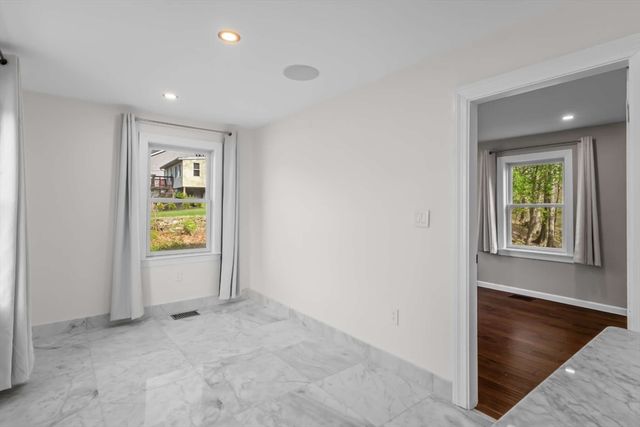 7 Darrow St, Worcester, MA 01606
