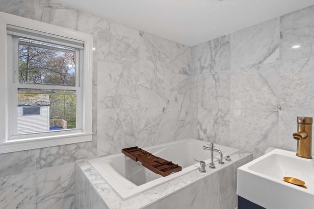 7 Darrow St, Worcester, MA 01606