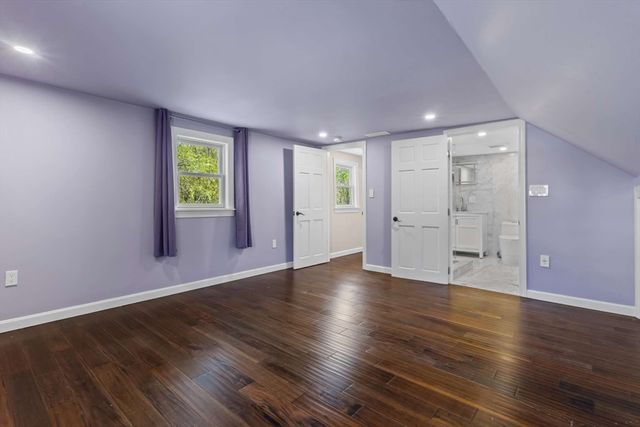 7 Darrow St, Worcester, MA 01606