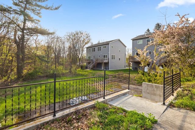 7 Darrow St, Worcester, MA 01606