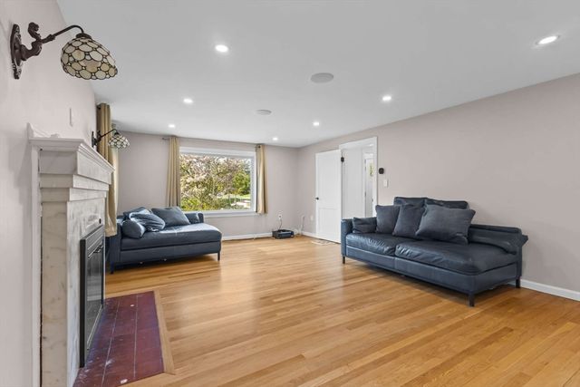 7 Darrow St, Worcester, MA 01606