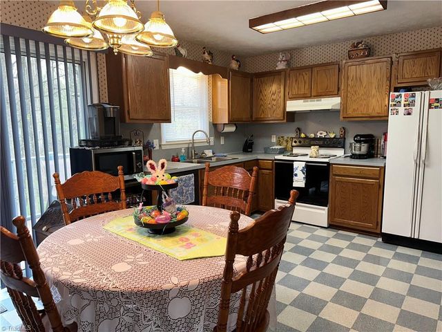 212 Oak Ridge Place, Mount Airy, NC 27030