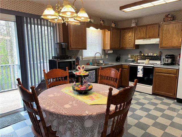 212 Oak Ridge Place, Mount Airy, NC 27030