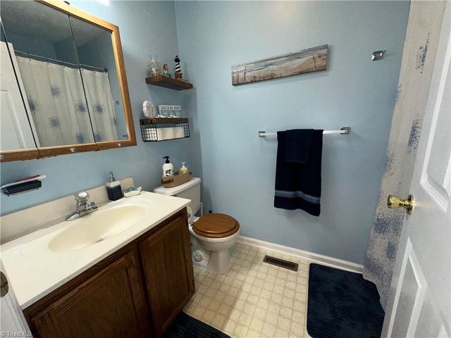 212 Oak Ridge Place, Mount Airy, NC 27030