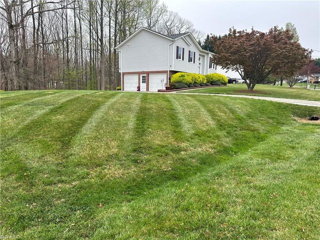 212 Oak Ridge Place, Mount Airy, NC 27030