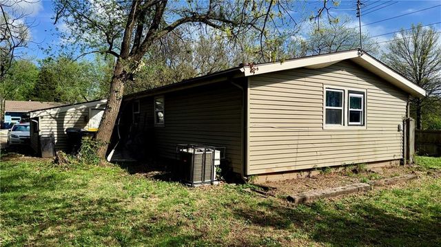 8620 Winchester Avenue, Kansas City, MO 64138