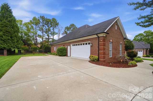 8000 Tottenham Drive, Harrisburg, NC 28075