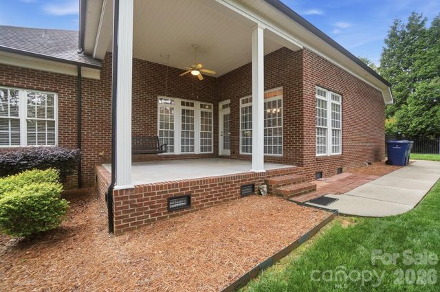 8000 Tottenham Drive, Harrisburg, NC 28075