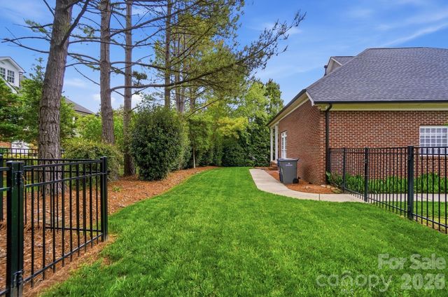 8000 Tottenham Drive, Harrisburg, NC 28075