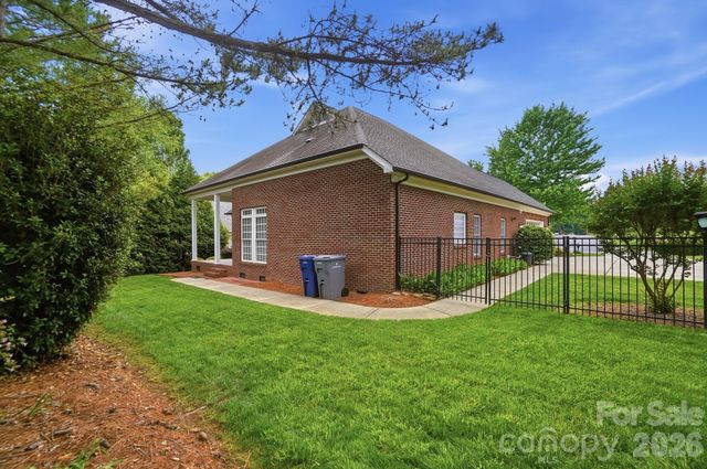 8000 Tottenham Drive, Harrisburg, NC 28075