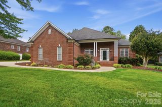 8000 Tottenham Drive, Harrisburg, NC 28075