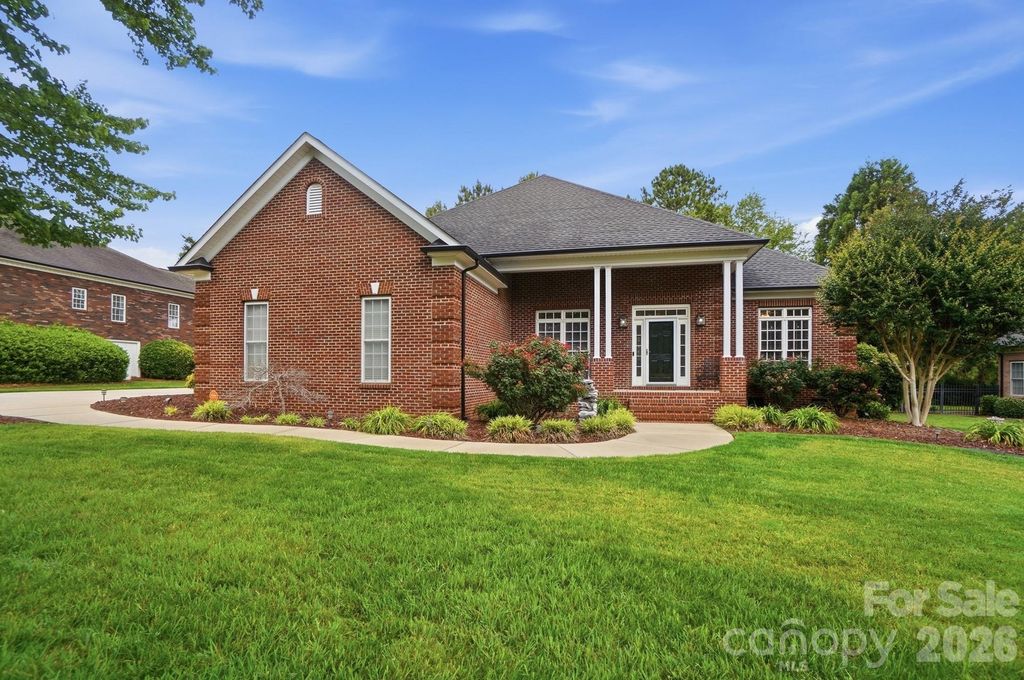 8000 Tottenham Drive, Harrisburg, NC 28075
