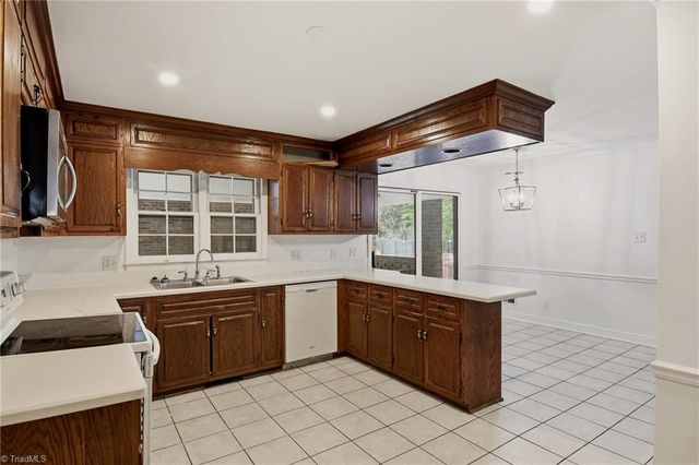 33 Kemp Road E, Greensboro, NC 27410