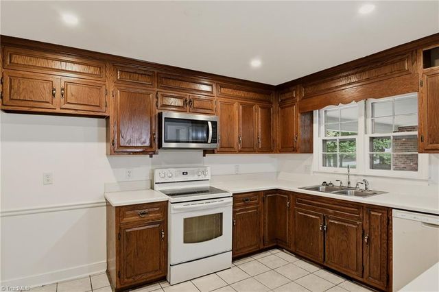 33 Kemp Road E, Greensboro, NC 27410