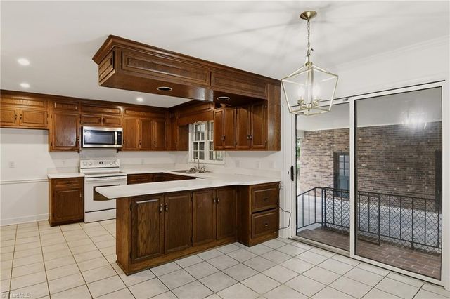33 Kemp Road E, Greensboro, NC 27410
