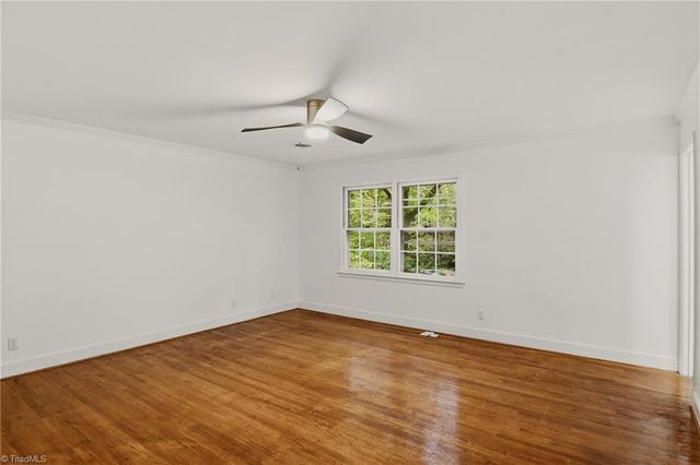 33 Kemp Road E, Greensboro, NC 27410